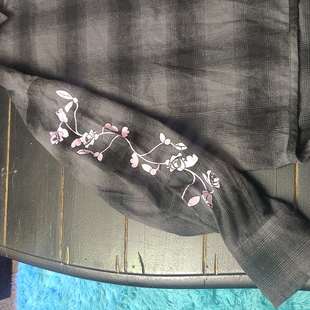 UNIVERSAL MONSTERS WOMEN'S PLAID BUTTON UP SHIRT - Picture 4 of 12